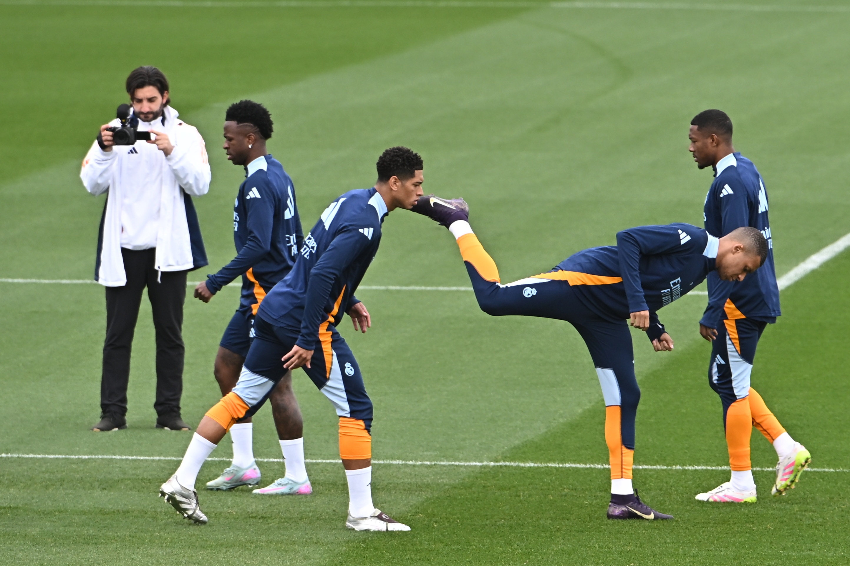 u8网页版-西媒：贝林和姆巴佩分别在伦敦和巴黎接受治疗，周四周五回马德里